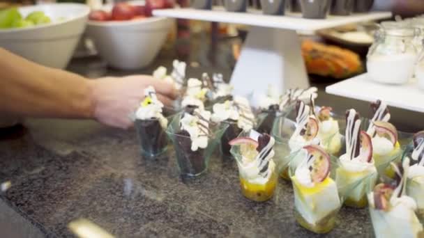 Garçom Restaurante Hotel Faz Arranjo Mesa Buffet Sobremesas Iguarias Para — Vídeo de Stock