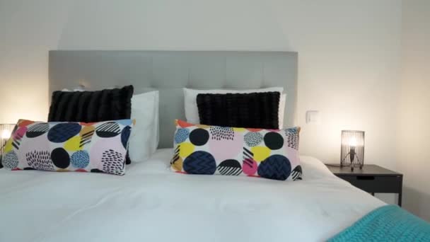 Современная Уютная Спальня Простым Дизайном Кроватью Отдыха Сна Высококачественные Кадры — стоковое видео
