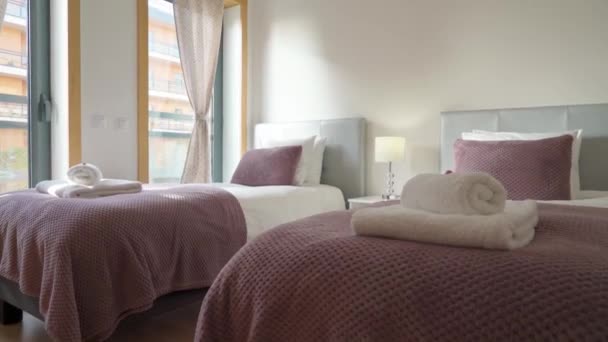 现代舒适的卧室 设计简单 有休息和睡觉的床 高质量的4K镜头 — 图库视频影像