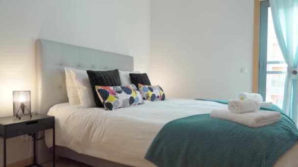 休息と睡眠のためのベッドとシンプルなデザインのモダンな居心地の良いベッドルーム 高品質4K映像 — ストック動画