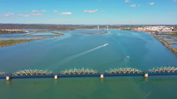 葡萄牙桥横跨阿拉德河 俯瞰里贝林哈河堤波蒂莫市 古老的桥Ponte Velha 高质量的4K镜头 — 图库视频影像