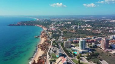 Güneşli bir günde Portekiz 'in Portimao şehrinin hava manzarası. Güney Portekiz Algarve. Yüksek kalite 4k görüntü
