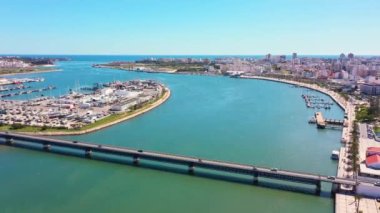 Havadan. Portimao, Riberinha seti üzerindeki Arade nehri üzerindeki Portekiz köprüleri. Eski köprü Ponte Velha. Yüksek kalite 4k görüntü