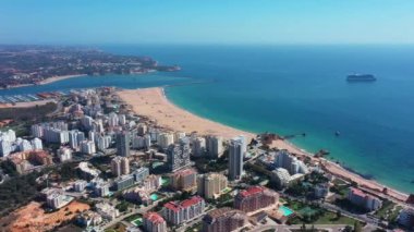 Güneşli bir günde Portekiz 'in Portimao şehrinin hava manzarası. Güney Portekiz Algarve. Yüksek kalite 4k görüntü