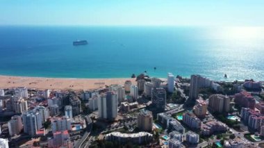 Güneşli bir günde Portekiz 'in Portimao şehrinin hava manzarası. Güney Portekiz Algarve. Yüksek kalite 4k görüntü