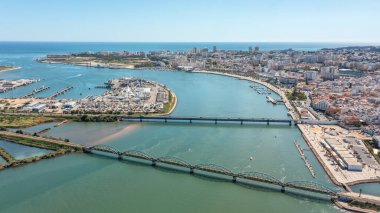Portimao şehrine bakan Arade nehri üzerindeki Portekiz köprüleri. Ponte Velha. Yüksek kalite fotoğraf