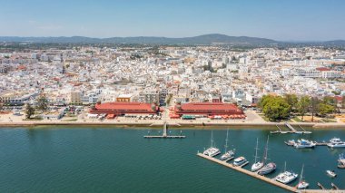 Portekizli balıkçı kasabası Olhao 'nun Ria Formosa Deniz Parkı manzaralı havadan görünüşü. Yatlar için deniz limanı. Yüksek kalite fotoğraf