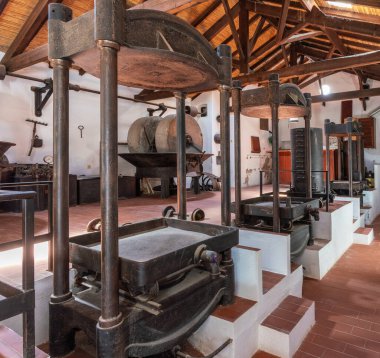 Zeytin yağı presi, zeytin yağı, taş değirmeni ve makine presi, zeytinyağı fabrikası üretimi için antik ekipman tesislerine kurulmuştur. Yüksek kalite fotoğraf