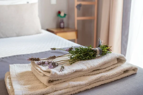 Närbild Handduk Sängen Med Lavendel Blommor För Dekoration Och Aromaterapi — Stockfoto
