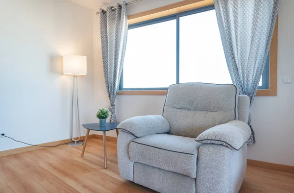 Roh Útulného Obývacího Pokoje Obývací Židlí Minimalistickou Výzdobou Kvalitní Fotografie — Stock fotografie