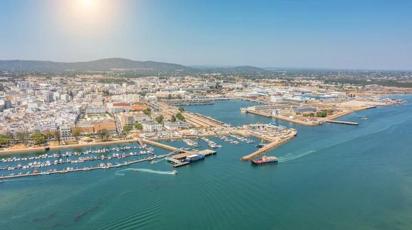 Ria Formosa Marine Parkを眺めながら ポルトガルの漁村Olhaoの空中ビュー ヨット用の海港 高品質の写真 — ストック写真