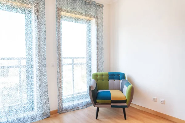 阳光灿烂的日子里 卧室里靠窗的舒适的扶手椅 公寓装修中的简约主义 — 图库照片