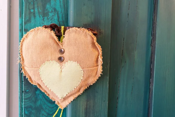 在木制的复古门上镶嵌着纺织品的心 象征着情人节的爱 靠近点高质量的照片 — 图库照片