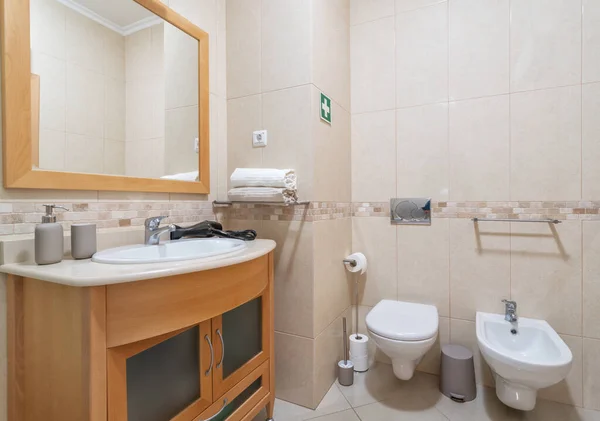 現代的なアパートで洗面台とタオル付きのバスルームで白い便器 高品質の写真 — ストック写真