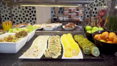 Tropikal meyveli tatlı büfesi ve oteldeki restoran müşterileri için çeşitli yiyecek ve atıştırmalıklar. Yüksek kaliteli FullHD görüntüler