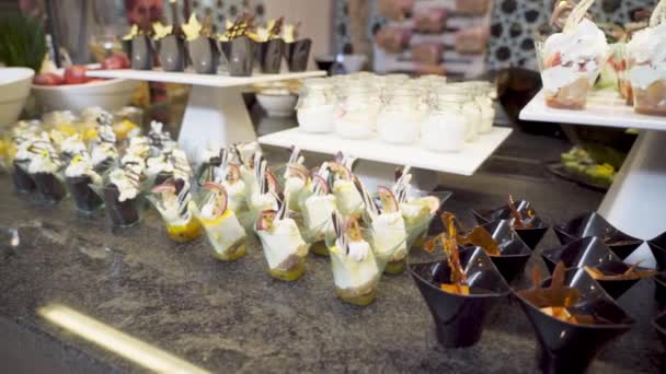 Délicieuses Douceurs Pour Dessert Dans Restaurant Buffet Des Hôtels Des — Video
