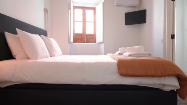 Minimalistyczna Sypialnia Drewnianym Sufitem Podwójnym Łóżkiem Ręcznikami Wysokiej Jakości Materiał — Wideo stockowe