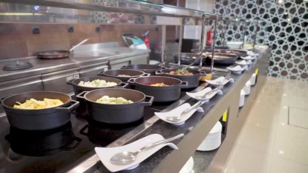 在旅馆的自助餐中 各种食物对顾客来说都是新鲜的 把食物放在锅里给顾客吃 — 图库视频影像
