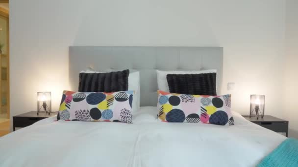 Modernes Gemütliches Schlafzimmer Mit Schlichtem Design Und Einem Bett Zum — Stockvideo
