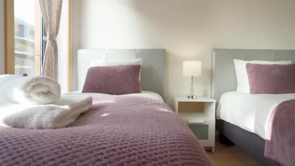 Moderne Gezellige Slaapkamer Met Een Eenvoudig Design Met Een Bed — Stockvideo