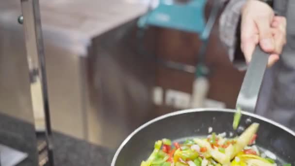 Séf Friss Zöldségeket Főz Egy Serpenyőben Vegetáriánus Ételt Készítve Kiváló — Stock videók