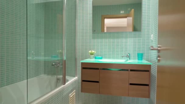 Moderne Badeværelse Filmisk Bevægelse Med Enkel Indretning Høj Kvalitet Optagelser – Stock-video