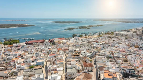 从空中俯瞰葡萄牙的钓鱼旅游城镇奥尔霍市 可以看到Ria Formosa海洋公园 市集在背后 阳光在天空 — 图库照片