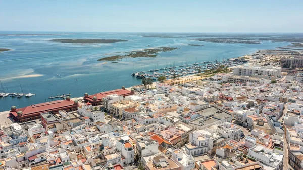 Ria Formosa Marine Parkを眺めながら ポルトガルの漁村Olhaoの空中ビュー ヨット用の海港 高品質の写真 — ストック写真