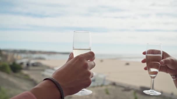Grupa Ludzi Pije Tosty Pije Białe Wino Tarasie Restauracji Tle — Wideo stockowe