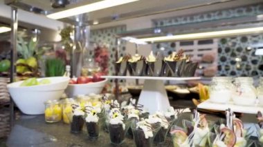 Otel büfe restoranında tatlı olarak nefis lezzetli tatlılar. Yüksek kaliteli FullHD görüntüler
