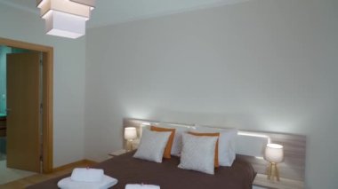 Minimalist yatak odası, yatak odası, yastıklar ve rulo havlular. Şeker tatlı rüyalara davetiye olarak. Yüksek kalite 4k görüntü