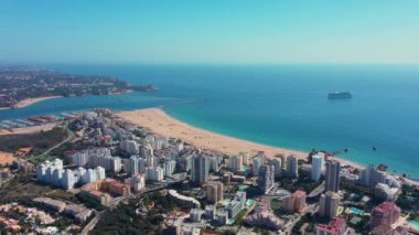 Güneşli bir günde Portekiz 'in Portimao şehrinin hava manzarası. Güney Portekiz Algarve. Yüksek kalite 4k görüntü