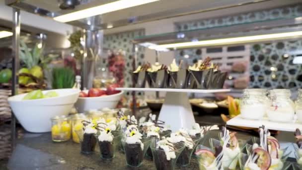 ホテルのビュッフェレストランでのデザートのための優雅なおいしいお菓子 高品質のフルHd映像 — ストック動画