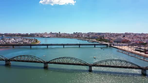 공중에서 내려다 보이는 가로지르는 포르투갈 다리들 근처의 — 비디오
