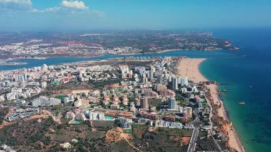 Güneşli bir günde Portekiz 'in Portimao şehrinin hava manzarası. Güney Portekiz Algarve. Yüksek kalite 4k görüntü