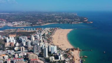 Güneşli bir günde Portekiz 'in Portimao şehrinin hava manzarası. Güney Portekiz Algarve. Yüksek kalite 4k görüntü