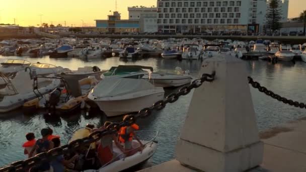 Prachtige Avond Zonsondergang Portugese Zuidelijke Stad Faro Jachthaven Toeristen Een — Stockvideo