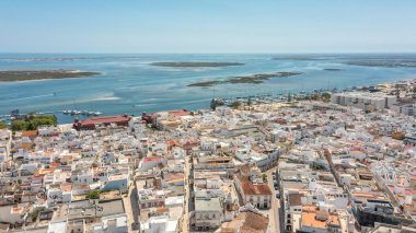 Portekizli balıkçı kasabası Olhao 'nun Ria Formosa Deniz Parkı manzaralı havadan görünüşü. Yatlar için deniz limanı. Yüksek kalite fotoğraf