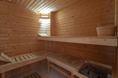 Sauna banyosunun içi sıcak, kaplıca tedavisi için bir otelde fıçı dolusu suyun içinde. Yüksek kalite fotoğraf