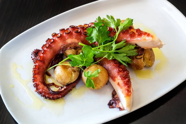 Gekookte Octopus Tentakels Volgens Een Mediterraan Recept Met Aardappelen Peterselie Rechtenvrije Stockfoto's