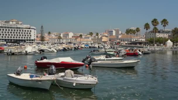 在葡萄牙法罗市 游艇和船只停靠的港口码头以及酒店的景观 2022年5月27日 — 图库视频影像