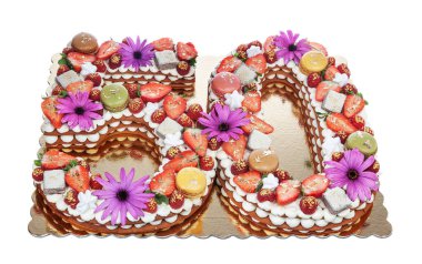 50 yıl boyunca puf böreği, marşmelov, çilek ve çiçeklerle birlikte yapılan yıldönümü pastası. Yüksek kalite fotoğraf