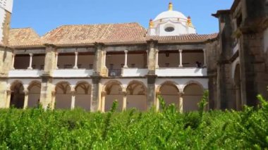 Bahçede yeşillik Faro Belediye Müzesi 'nin avlusunda. Assuncao Leydisinin eski manastırı.