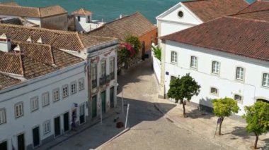 Eski kasabanın belediye binası Faro Portekiz 'deki Largo da Se' ye doğru görüldü. Arka planda Ria Formosa görünümü