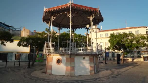 法罗市中心的曼努埃尔 比瓦尔花园俯瞰着历史性的音乐台 人们正在步行 法罗葡萄牙 高质量的4K镜头 — 图库视频影像