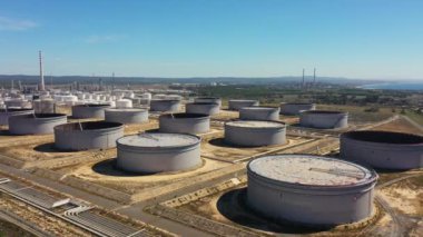 Petrol terminali Galp depolama tankları, hava manzarası, petrol ve gaz depolama tankları, petrol rafinerisi kimyasal ürünleri. Portekiz Sinekleri, 2023 Eylül 07.
