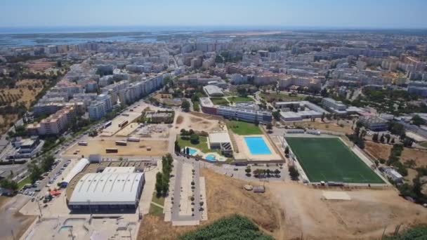 在葡萄牙法罗市的一个体育馆 体育场和大学上空拍摄的无人机录像 高质量的4K镜头 — 图库视频影像