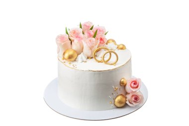 Düğün pastası çiçeklerle süslemeli alyanslarla, güllerle ve altın dekoratif balonlarla süslenmiştir. İzole edilmiş beyaz bir arkaplanda. Yüksek kalite fotoğraf