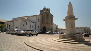 Faro 'daki tarihi şehir merkezi, eski kentte, Aziz Maria Kilisesi' nin yanında ve Piskopos Francisco Gomes de Avelar anıtı yakınlarındaki panoramik çekim. FARO, PORTUGAL - 7 Mayıs 2023