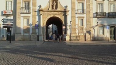 Faro Portekiz 24 Mart 2023 'te eski Faro kasabası Arco da Villa turistlerine gezi için giriş yaptı. Yüksek kalite 4k görüntü